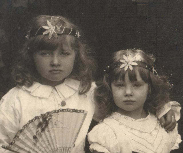 hesselcarolushenrydegroot19121991enzijnzusjeemmadegroot19132003degroot.jpg