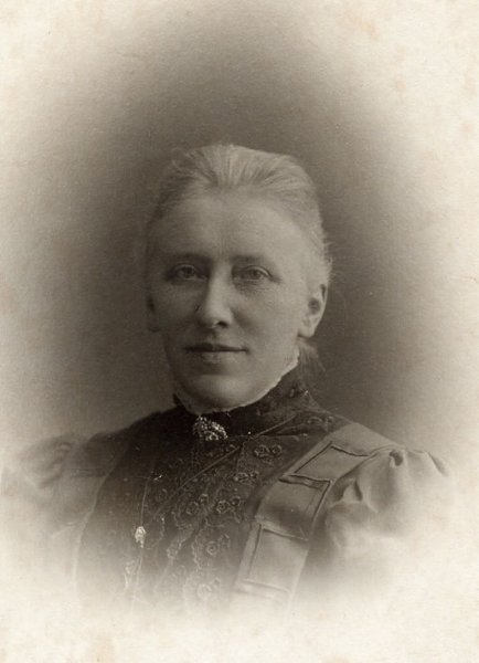 geertruidadoornbos18571926evottosamuelheeres18581938gefotografeerd25101909.jpg