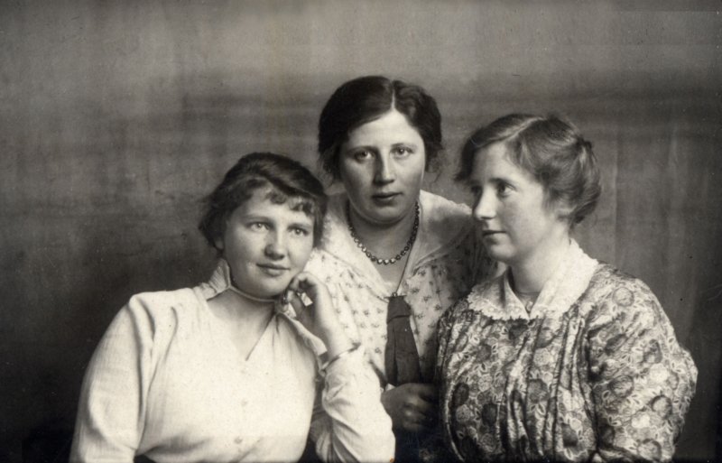 hildaelizabetharkema1895annaalidebouwineanniestikker1894entrijntjetinepoll1893.jpg
