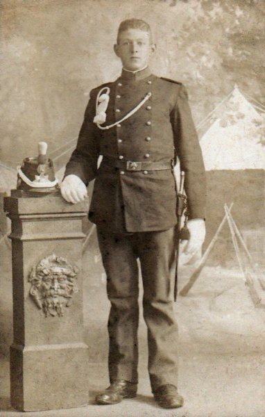 nannojakobjager18921978inuniformvandehuzaren.jpg