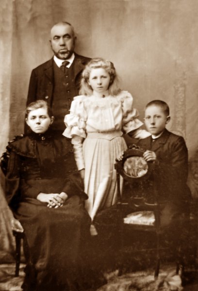 eekepost18621955adamustercock18561941pieter18911986engeertje18931976.jpg