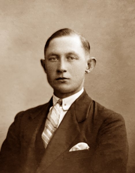 janhuizingmogelijkgeboren1907alszoonvanjansneltehuizingenharminehamster.jpg