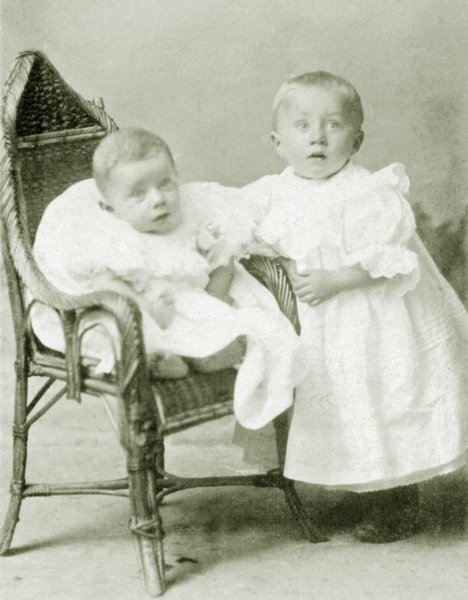 hebeltjeengelina18921987enhaarbroertjejohannesedens18941984.jpg