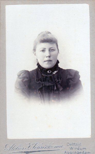 eljeklaassenremminga18301868vrouwvanberendjacobhartogdienstmeisjevanoma.jpg