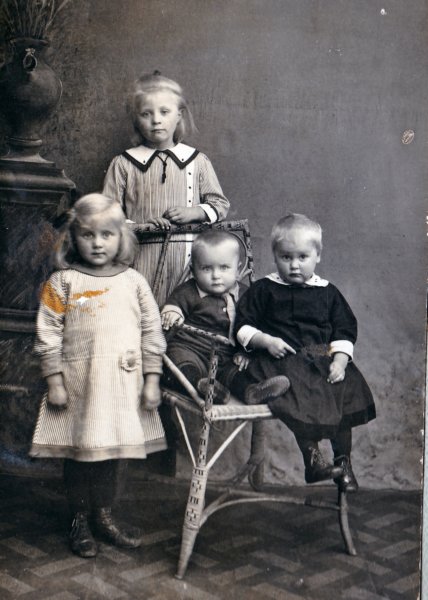 anje19091994hilda19101997theodora19121994enpieter19131925elings2.jpg