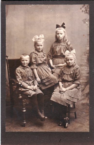 anje19091994hilda19101997theodora19121994enpieter19131925elings3.jpg