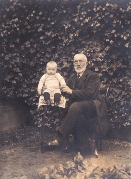 barteldpietersgoldhoorn18451930manvanaafkehuizingametkleinzoonmogelijkbarteldpietersgoldhoorn19222013.jpg
