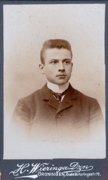 habboderkhovinga18851952manvanannafrouwinaebbensenvananjeliefstinghvriendvanpieterbarteld18841969vadervangroningerdichterderksibolthovinga.jpg