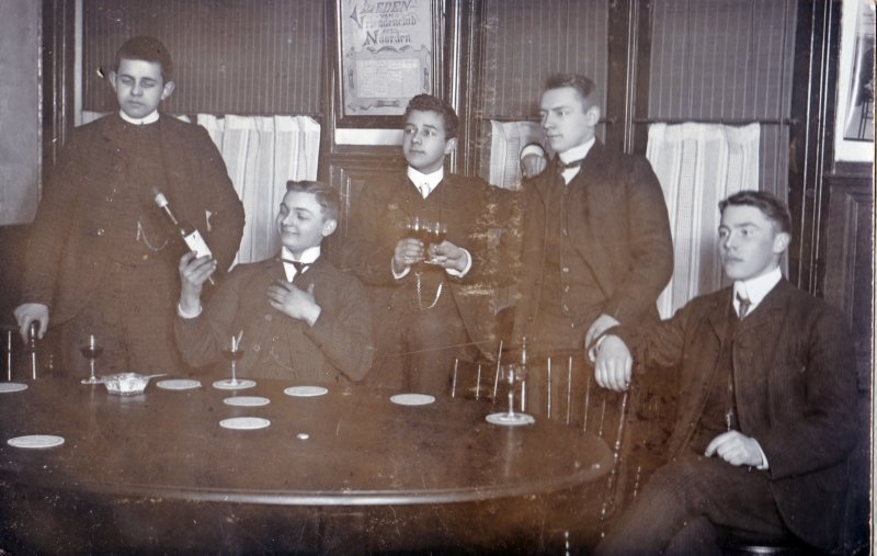 willemmulder18881963metvrienden.jpg