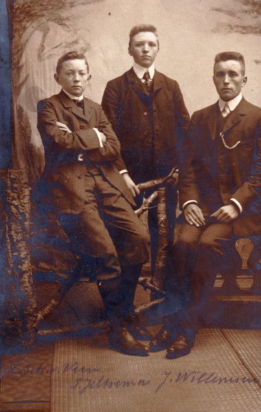 derkhendrikschillhornvanveen18921979simonrembertusjeltsema18911967janennewillemsen18881957trouwdein1918metsimonzijnzusterengeltjefrouwkelina.jpg