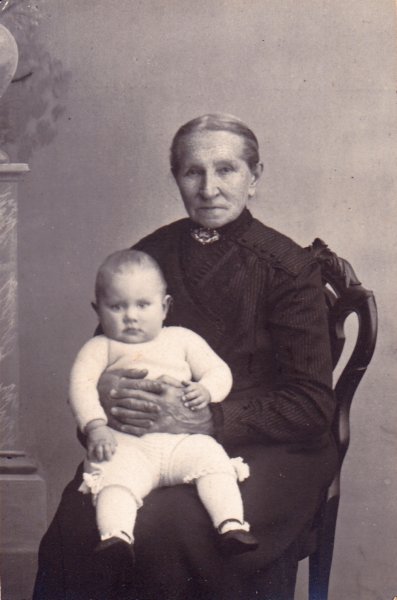 geertruidajohannaeberhardschillhornvanveen18381919enkleindochtergeertruidaschillhornvanveen18901965fotgaafvanderlaanteuithuizen.jpg