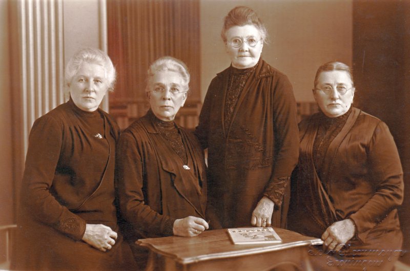 martjeboukema18631932mevrouwbeuremamevrouwoosterhuismarthadejonge18641936.jpg
