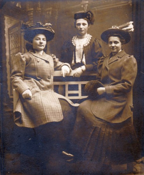jantjemulder18921981trientjetrinettevandam18911919fiepkocoolman18841957foskeapieternellakedallinga18911954jacobtimmer18841962winsum.jpg