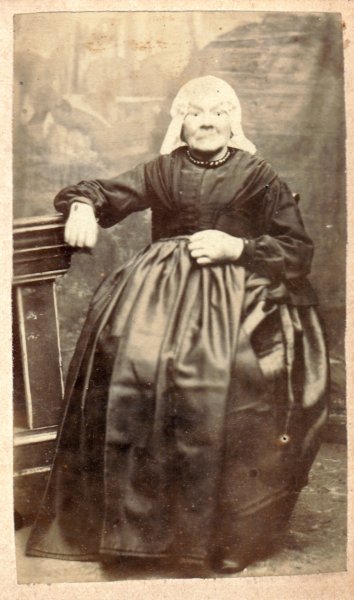 anjevanveen18421915vrouwvansiewerttoppinga18381923.jpg