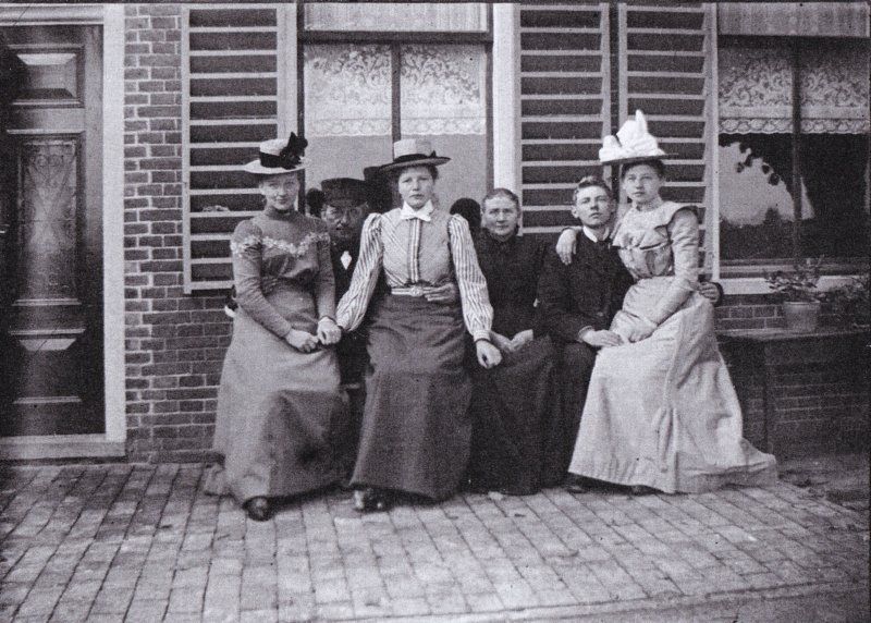 aaltjehofstedehiddelantinga18501927cathzijlemaanjesiertsbouwman18361915willemkornelisdusseldorp18791956johannapieterdinalantinga1881197.jpg