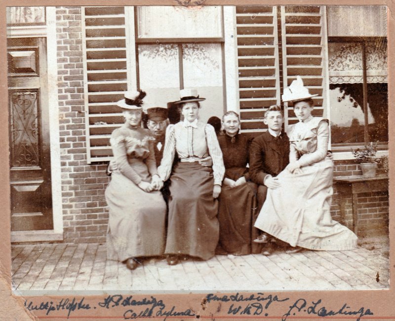 aaltjehofstedehiddelantinga18501927cathzijlemaanjesiertsbouwman18361915willemkornelisdusseldorp18791956johannapieterdinalantinga18811974.jpg