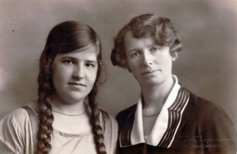 corneliatrienjenelyhuisman19121945enhaarmoederjannawiersema18811971.jpg