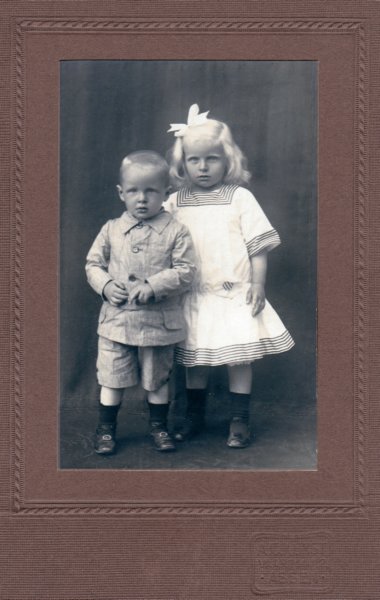 eltjotjarkroelofs19092006enelisabethwietjeroelofs1908kinderenvaneltjotjarkroelofs18771945enabeltjehofstee18791971.jpg