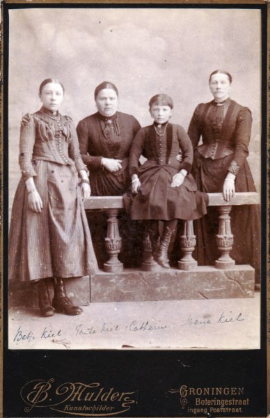 johannaelizabethbetkiel18761913gezienadusseldorp18541920catherinagezinakiel18801976meenajohannakiel18501937.jpg