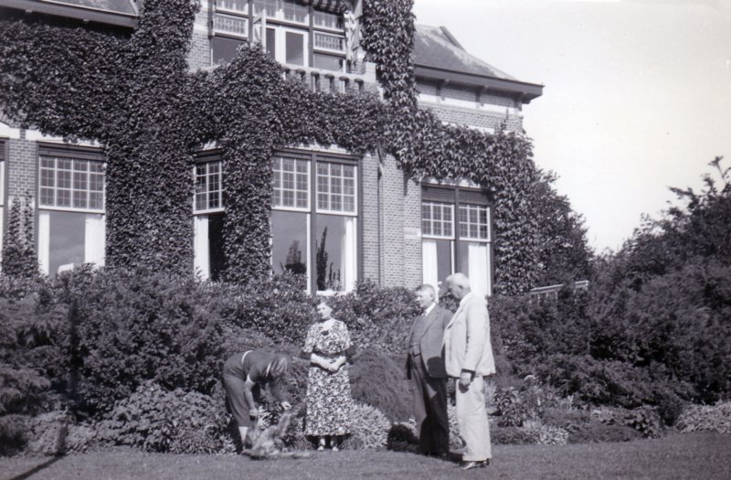 huisvanjacobgeutjendusseldorp18771951wadwerderweg10usquertomstreeks1917vestigdejgdusseldorpereenbankvlnrjohannalantingajohannafrielingwillemdusseldorpenjacobgdusseldorp.jpg
