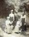 johannapieterdinalantinga18811974zittendrechtsmetonbekendedames_small.jpg