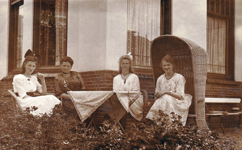 onbekendedamejohannapieterdinalantinga18811974henderikaeleonoradusseldorp19041989enjonkvrouwdrchristinamarthawichers19031997.jpg