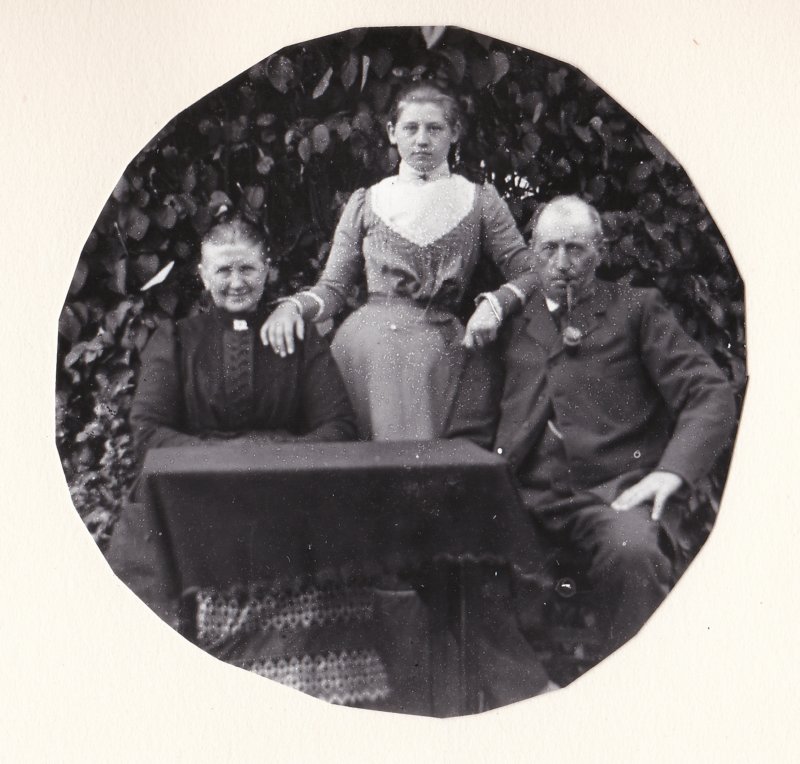 anjesiertsbouwman18361915johannapieterdinalantinga18811974enhiddepieterslantinga18501927.jpg