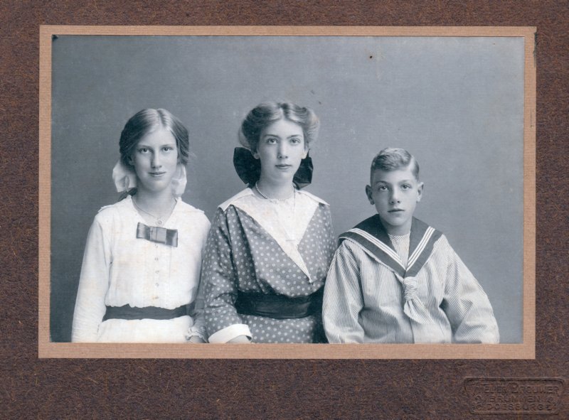 catharinajohannahuijgens1901alidamargarethacatharinajohannahuijgens18981917enmettheusbroerhuijgens1904.jpg