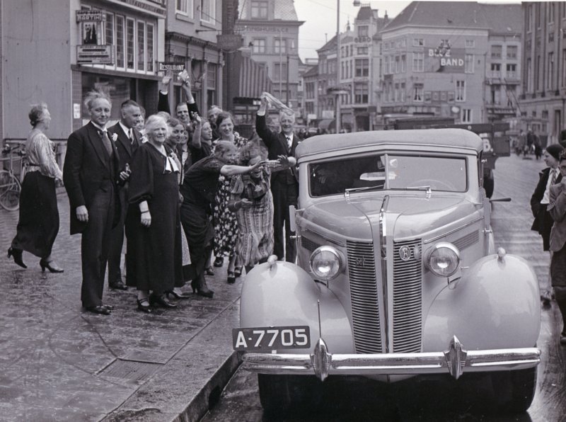 dkwvandoktertiemersmavoorhetstadhuistijdenshethuwelijk24071937vangerrittiemersma18921971enjonkvrouwdrchristinamarthawichers1903.jpg