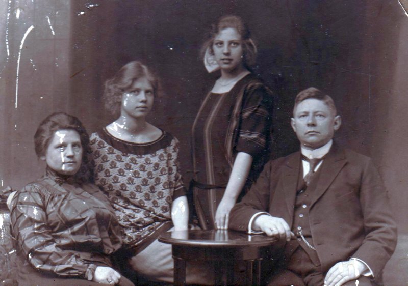 johannapieterdinalantinga18811974henderikaeleonoradusseldorp19041989hiddapieterdinadusseldorp19081967enwillemkornelisdusseldorp18791956.jpg