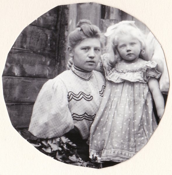 johannapieterdinalantinga18811974methaardochterhenderikaeleonoradusseldorp19041989.jpg