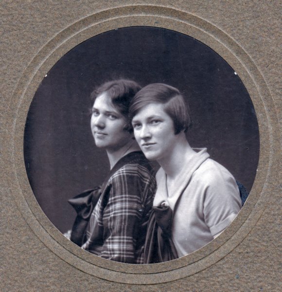 jonkvrouwdrchristinamarthawichers19031997enelisabethruardinewichers19051995.jpg