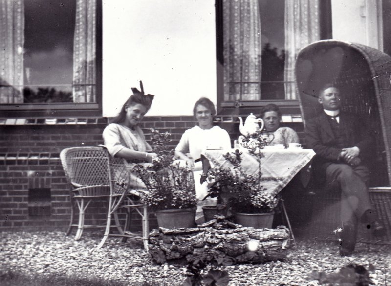 onbekendedamejonkvrouwdrchristinamarthawichers19031997johannapieterdinalantinga18811974dusseldorp19041989enwillemkornelisdusseldorp18791956.jpg