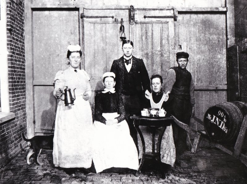 staandeinhetmiddenmogelijkjannecolaasdusseldorp18751943enpersoneel.jpg