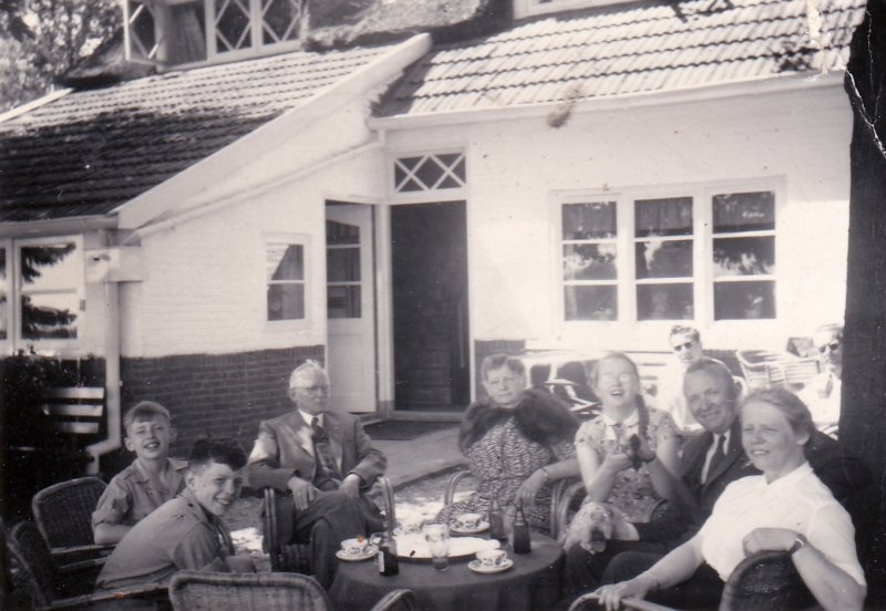 willemkornelisdusseldorp18791956metkinderenenkleinkinderenopvakantiemogelijkbennekomfotogenomendoorhiddadieernietopstaat.jpg
