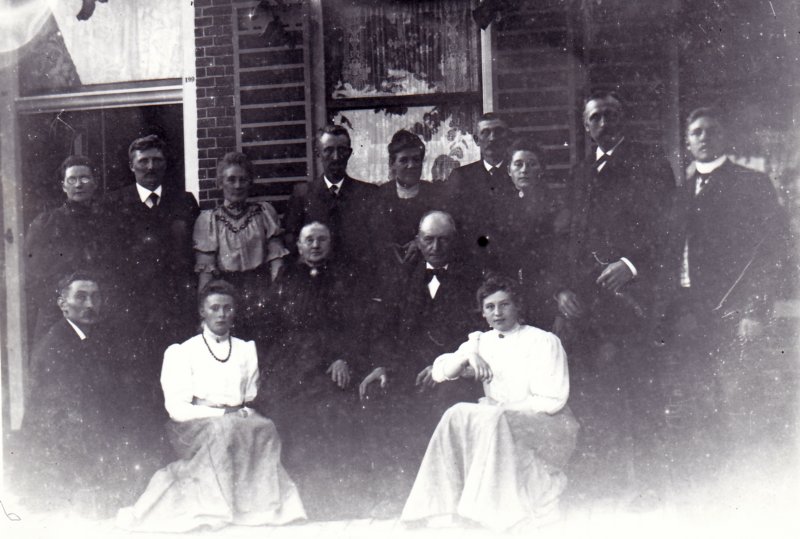 zittendinhetmiddenanjesiertsbouwman18361915enhaarmanhiddepieterslantinga18501927voorhemzittenddochterjohannapieterdinalantinga18811974.jpg