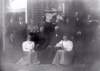 zittendinhetmiddenanjesiertsbouwman18361915enhaarmanhiddepieterslantinga18501927voorhemzittenddochterjohannapieterdinalantinga188119742_small.jpg