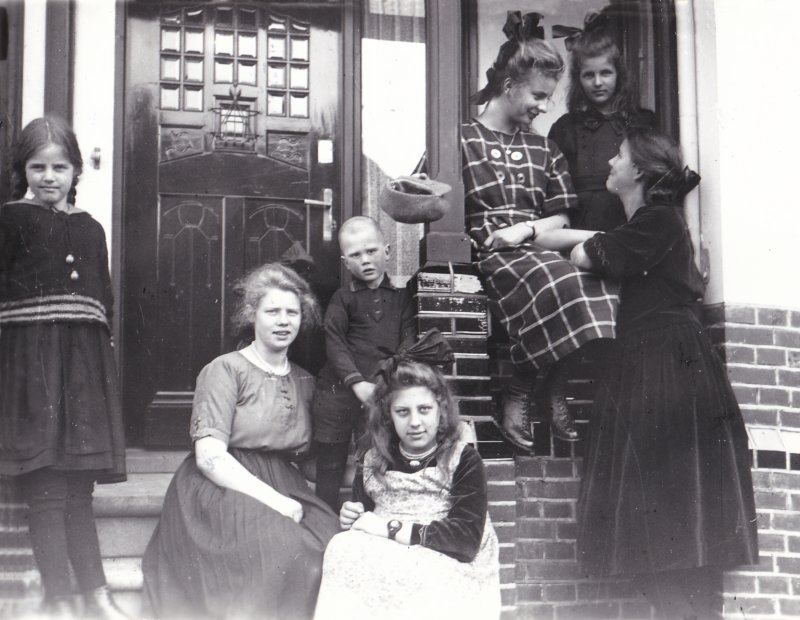 zittendinhetmiddenhenderikaeleonoradusseldorp19041989gerritdusseldorp19161989enhiddapieterdinadusseldorp19081967.jpg
