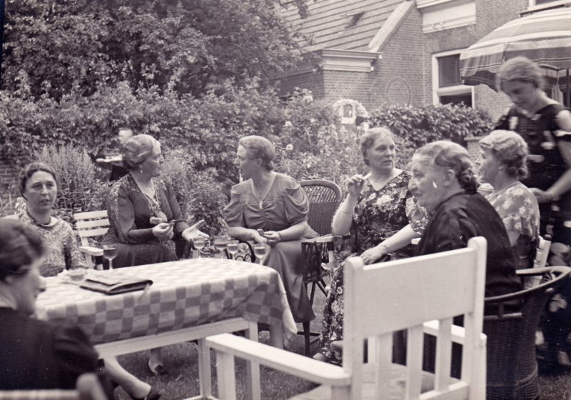 zustersbruinstantetitiahenriettebruins18811965mevrnicolaihiddamogelijkopboerderijzuidpool.jpg