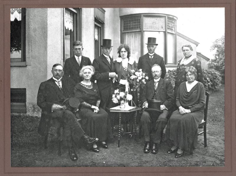 boerderijhommes1931vlnrzittendgerhardusrookmakerannettanijghoffjurjeneggohommesstaandejaneggohommespietertiejusrookmakerberthaalidahommeseggojanhommesgrietjeniemeijer.jpg