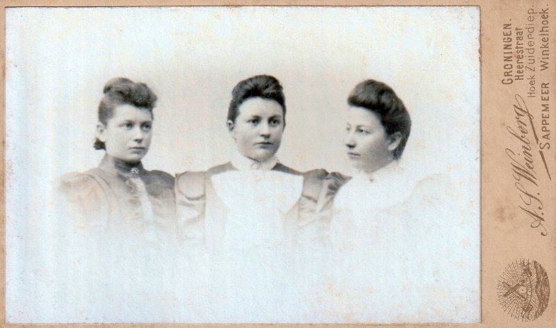 gezinazwijrs18791962inhetmiddenmogelijktussenhaarzustersaaltje18751951enalida18771945.jpg