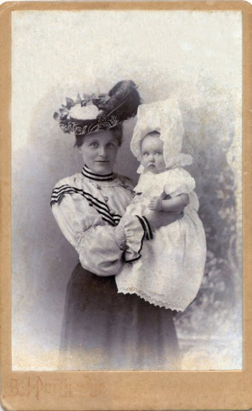 grietjeniemeijer18811966engeertruidajantinahommes19041981.jpg